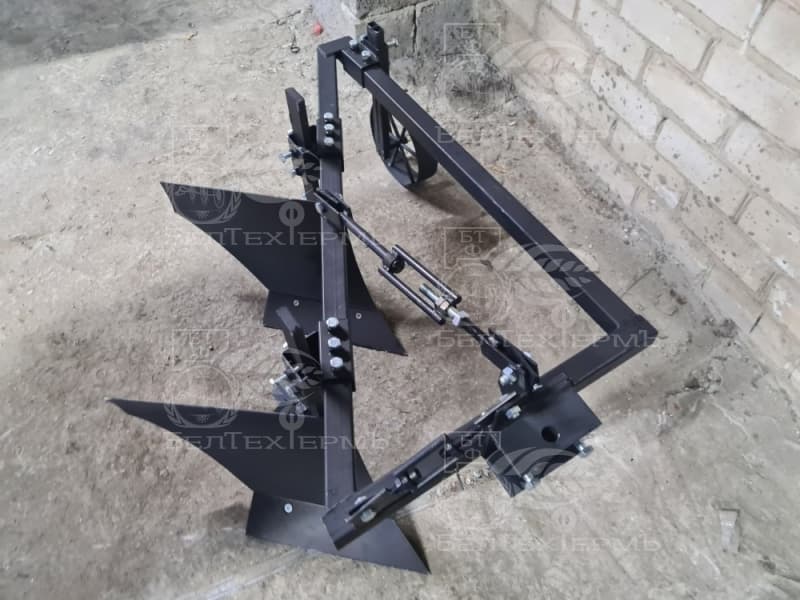 Плуг двухкорпусный, с опорным колесом на одну точку