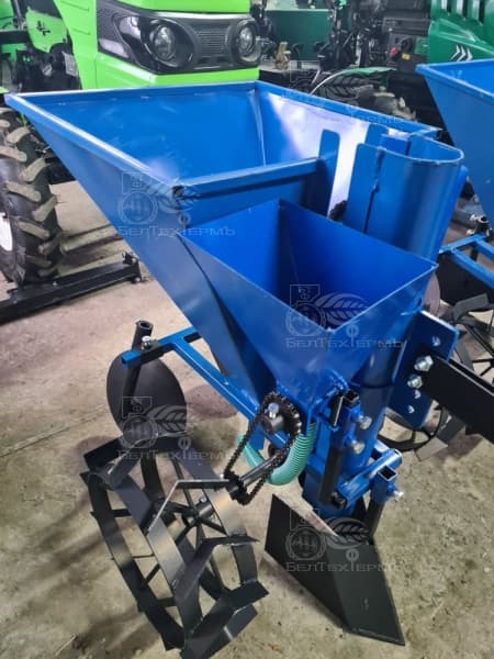 Картофелесажалка на одноточечную навеску с бункером для удобрений